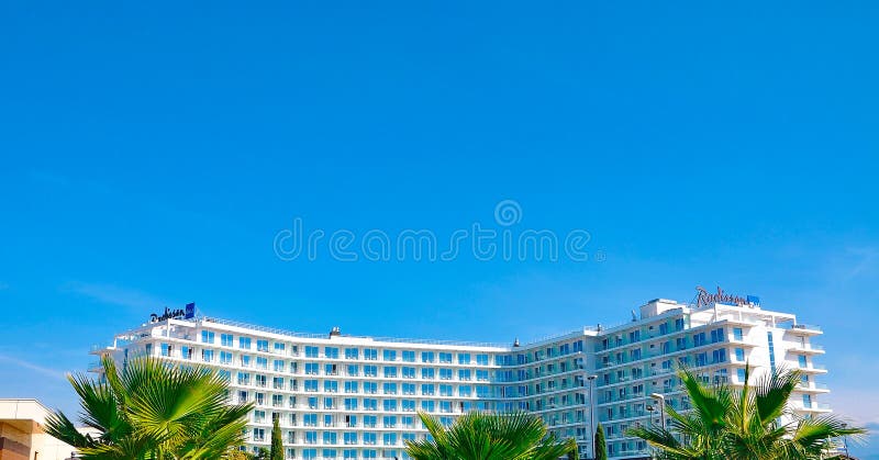 Adler Ryssland - Oktober 15, 2018-Hotel Radisson som är blå i den Imereti semesterorten av Sochi arkivfoto Adler Ryssland - Oktober 15, 2018-Hotel Radisson som är blå i den Imereti semesterorten av Sochi arkivfoto