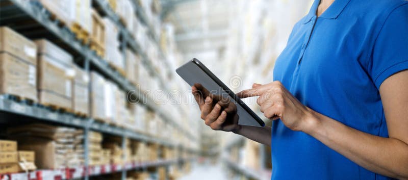 Administración de almacenes de servicios logísticos y concepto de inventario de la trabajadora femenina utilizando tableta digital