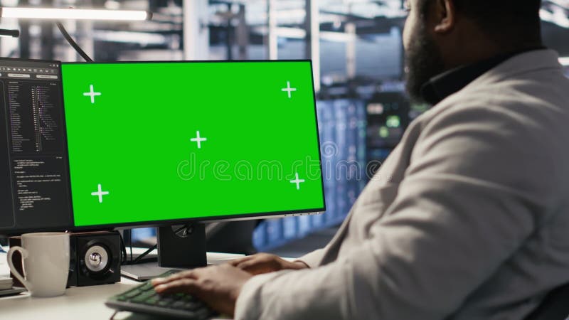 Administrateur système du centre de données inspecter les équipements à l'aide d'un PC à écran vert banque de vidéos