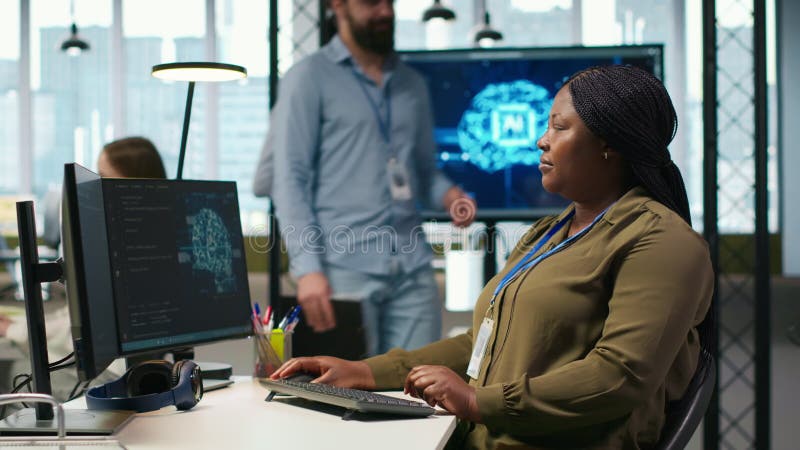 Administratör som använder AI-teknik för neurala nätverk på datorn för att optimera prestanda stock video
