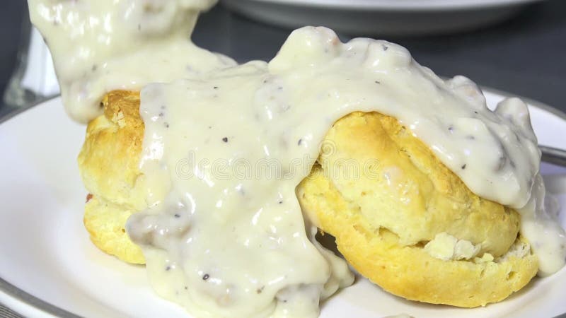 Administrer la sauce au jus à la cuillère de pays avec la saucisse au ralenti de biscuits