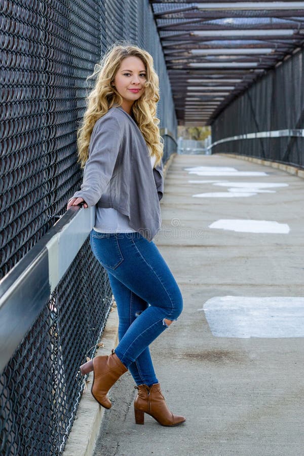 ?adnej dziewczyny bia?y latynos z d?ugim blondynka w?osy fotografia stock ?adnej dziewczyny bia?y latynos z d?ugim blondynka w?osy fotografia stock