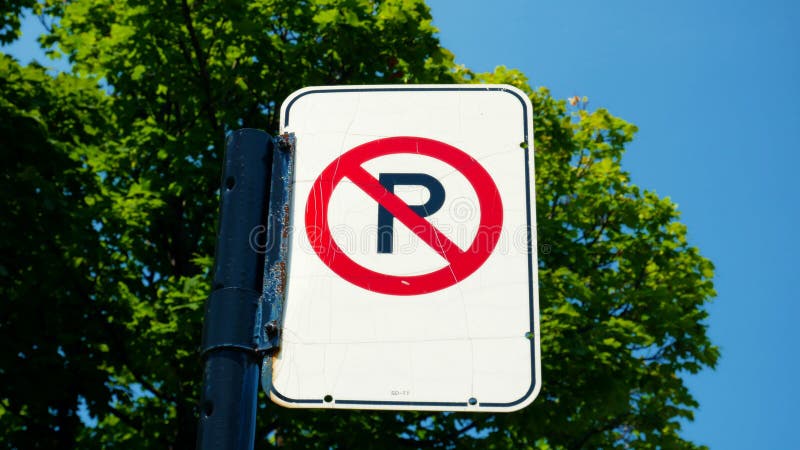 Żadny parking podpisuje wewnątrz ulicę Montreal, Kanada zdjęcie stock Żadny parking podpisuje wewnątrz ulicę Montreal, Kanada zdjęcie stock