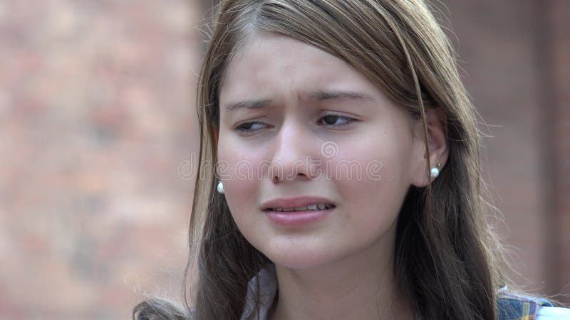 Ado confus de fille triste photographie stock Ado confus de fille triste photographie stock