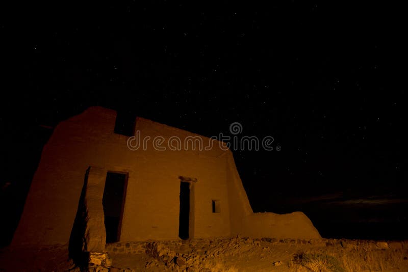 Adobe-Fortruinen an der Nachtzeit stockfotos Adobe-Fortruinen an der Nachtzeit stockfotos