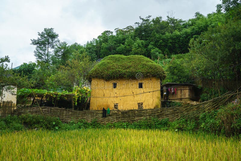 Adobe-ähnliche dickwandige Häuser ha Nhi der ethnischen Minderheit mit Nebel in Y Ty, Lao Cai-Provinz, Vietnam stockfotos Adobe-ähnliche dickwandige Häuser ha Nhi der ethnischen Minderheit mit Nebel in Y Ty, Lao Cai-Provinz, Vietnam stockfotos