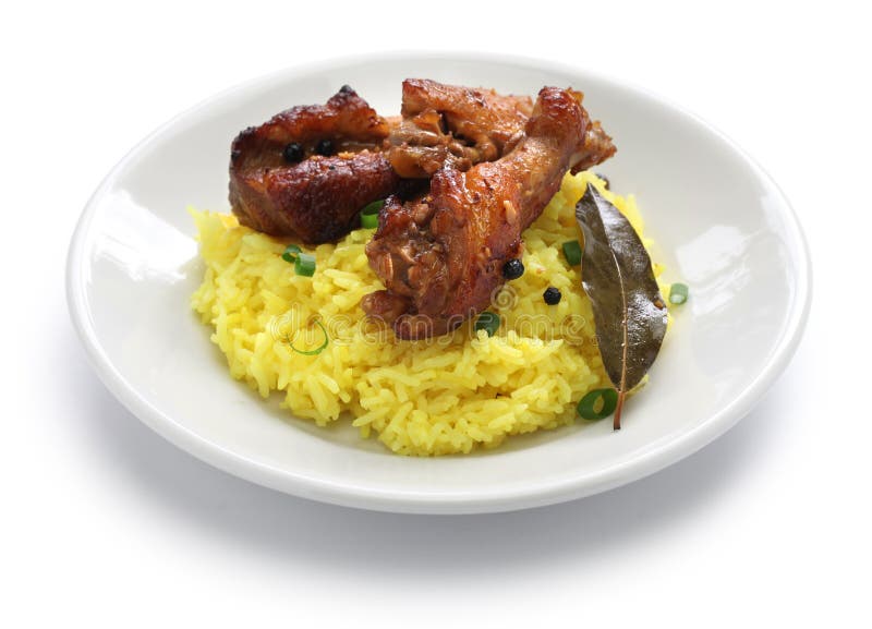 Adobo della carne di maiale e del pollo sopra riso giallo, alimento filippino