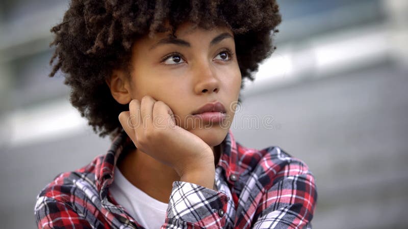 Adolescent afro-américain songeur pensant aux plans futurs, choisissant la profession photo libre de droits Adolescent afro-américain songeur pensant aux plans futurs, choisissant la profession photo libre de droits