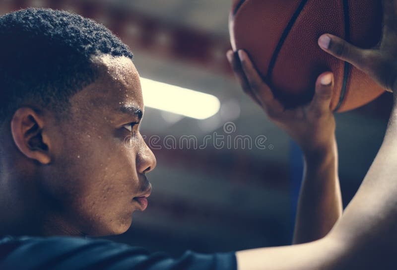 Adolescent american african concentrat pe baschet stock photography