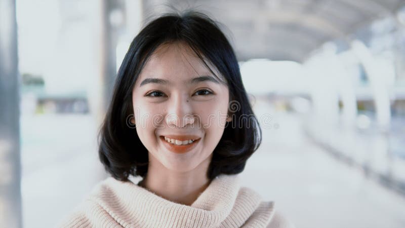 Adolescent asiatique de portrait joli regardant l'appareil-photo et le sourire images libres de droits Adolescent asiatique de portrait joli regardant l'appareil-photo et le sourire images libres de droits