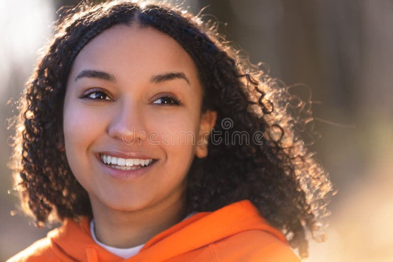 Adolescent Biracial Heureux De Fille Afro Américaine Métisse Souriant Avec Les Dents Parfaites