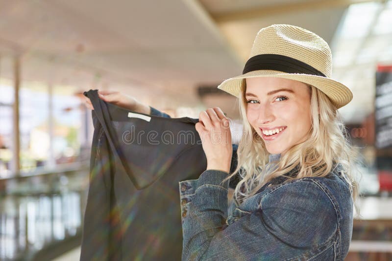 Adolescent blond en tant qu'acheteur heureux photos stock Adolescent blond en tant qu'acheteur heureux photos stock