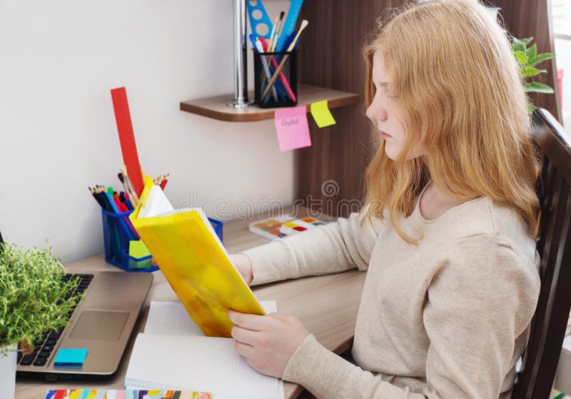Adolescent de fille faisant le travail photographie stock Adolescent de fille faisant le travail photographie stock