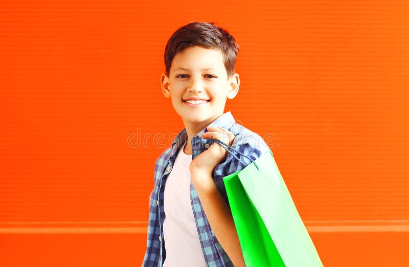 Adolescent de sourire heureux de garçon de portrait avec le panier dans la ville image libre de droits Adolescent de sourire heureux de garçon de portrait avec le panier dans la ville image libre de droits