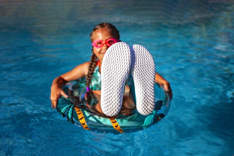 Adolescent en piscine avec semelles retournées parfait pour le placement de texte. photos stock