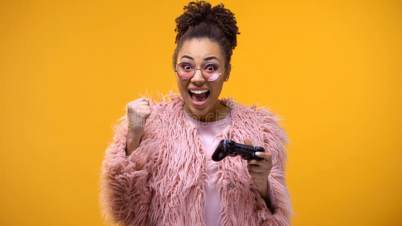 Adolescent enthousiaste se réjouissant sincèrement la victoire en jeu vidéo, jouant le contrôleur photographie stock libre de droits Adolescent enthousiaste se réjouissant sincèrement la victoire en jeu vidéo, jouant le contrôleur photographie stock libre de droits
