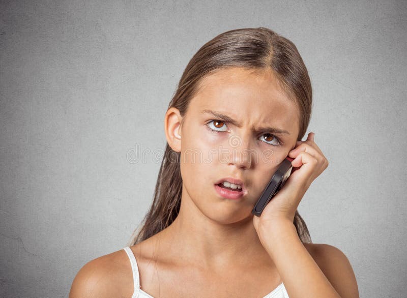 Adolescent fâché parlant au téléphone portable