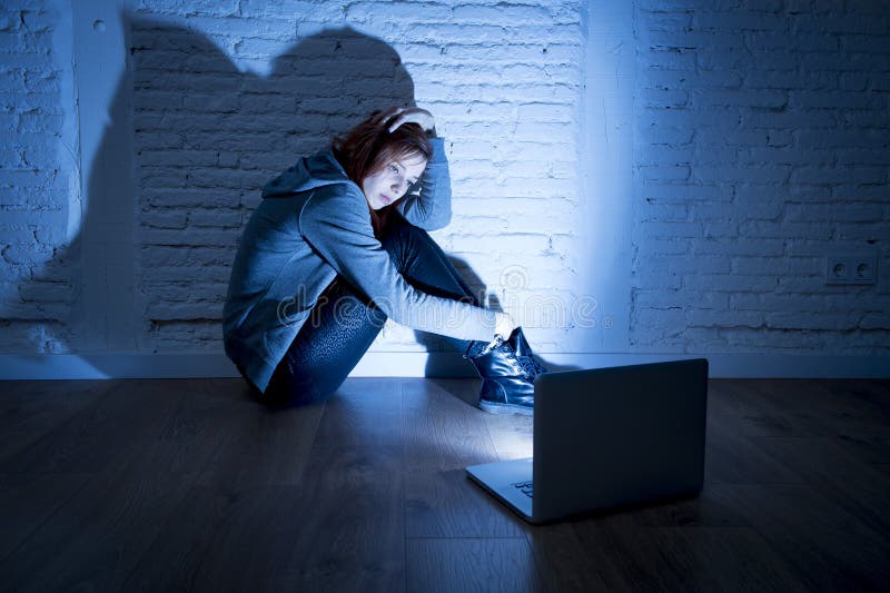Adolescent féminin effrayé avec cyberbullying et harcèlement de souffrance d'ordinateur portable d'ordinateur étant maltraités en photographie stock Adolescent féminin effrayé avec cyberbullying et harcèlement de souffrance d'ordinateur portable d'ordinateur étant maltraités en photographie stock