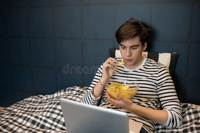 Adolescent la nuit de week-end image stock Adolescent la nuit de week-end image stock