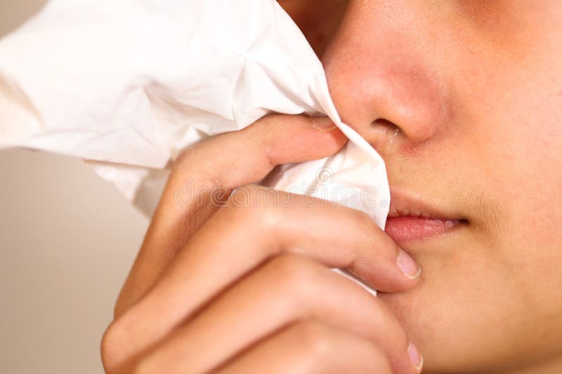 Adolescent a le nez raté essuyant nez avec le papier de tissu mou a froid de l'effet de temps. image stock