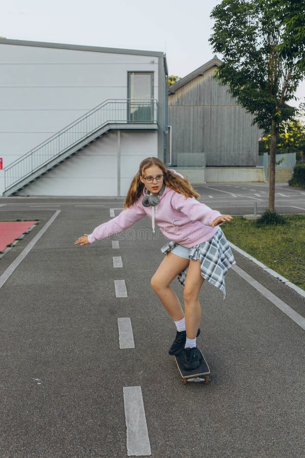 Adolescent patineuse avec un skateboard est assis et se repose dans le parc des patineurs photos stock