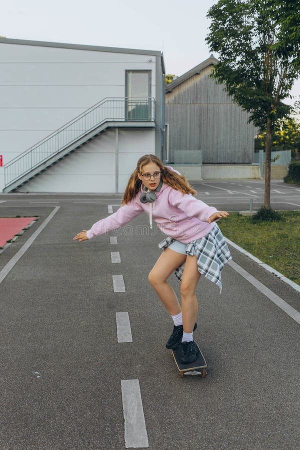 Adolescent patineuse avec un skateboard est assis et se repose dans le parc des patineurs photo stock