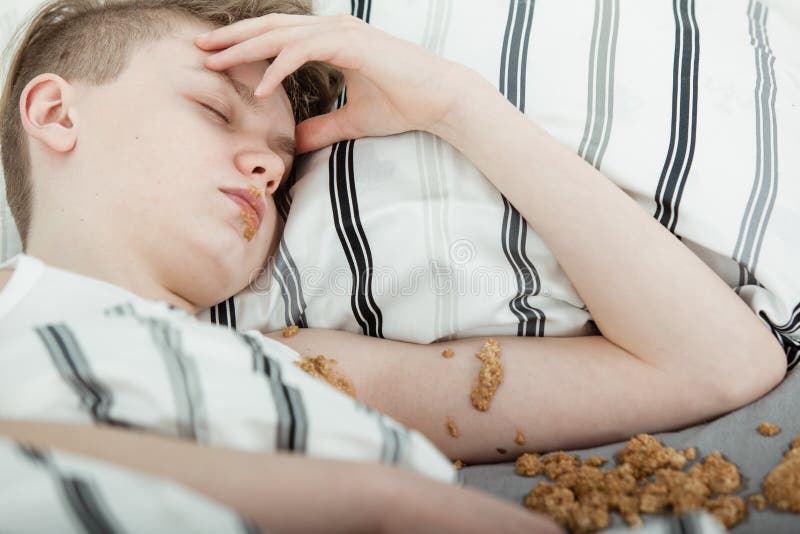 Adolescent Se Situant Dans Le Lit Couvert En Vomi Image stock Image du hangover, douleur 75040405