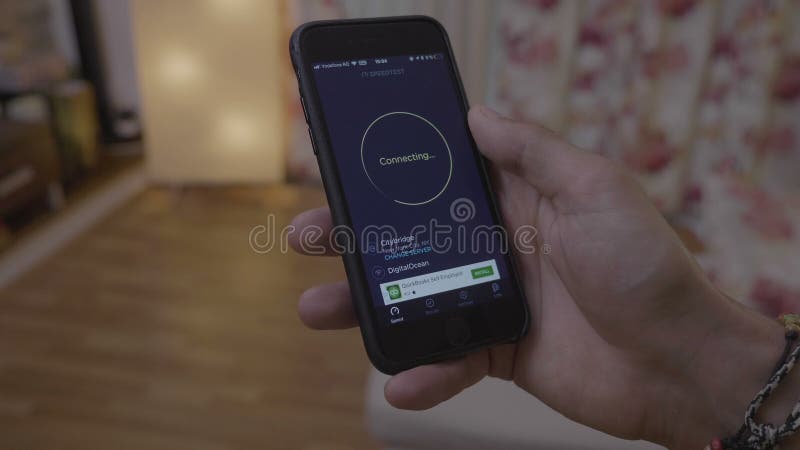 Adolescent vérifiant le réseau sans fil sur son smartphone utilisant le concept lent rapide de connexion d'Internet d'application banque de vidéos