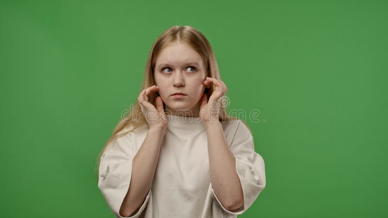 Adolescenta fata pozand la camera având dureri de cap masaj templu ridică degetul și zâmbind expresie pozitivă izolat pe croma stock video