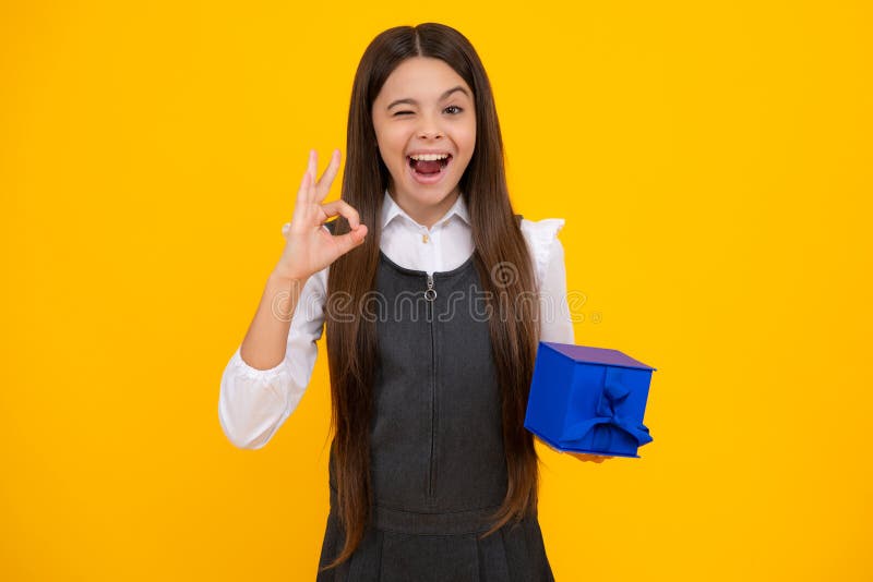 Enfant Adolescent Avec Boîte Cadeau Adolescente Donnant Un Cadeau  D'anniversaire Concept De Salutation Et De Don Présent