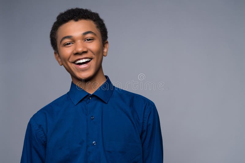 Adolescente afro-americano feliz na camisa da sarja de Nimes fotos de stock Adolescente afro-americano feliz na camisa da sarja de Nimes fotos de stock