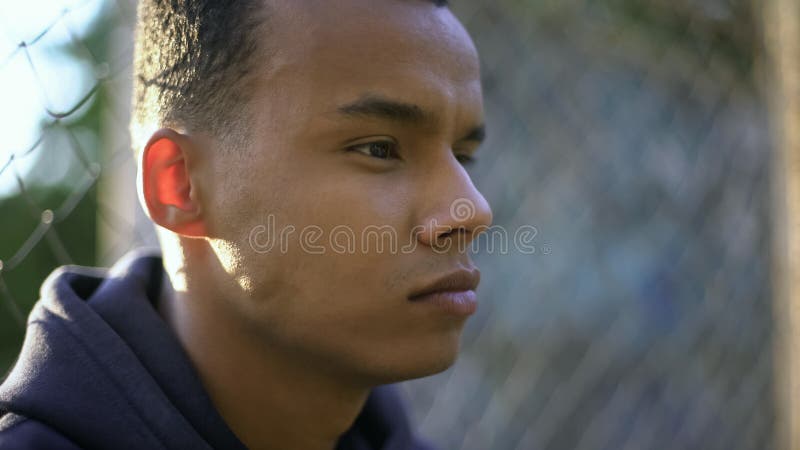 Adolescente afro-americano que olha pensativamente para a frente, referido sobre o futuro imagem de stock royalty free Adolescente afro-americano que olha pensativamente para a frente, referido sobre o futuro imagem de stock royalty free