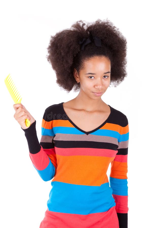 Adolescente américaine d'Africain noir se peignant les cheveux Afro photographie stock Adolescente américaine d'Africain noir se peignant les cheveux Afro photographie stock