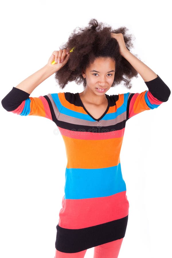 Adolescente américaine d'Africain noir se peignant les cheveux Afro image libre de droits Adolescente américaine d'Africain noir se peignant les cheveux Afro image libre de droits