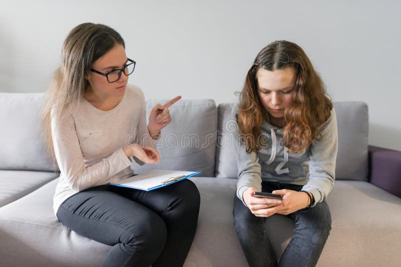 Adolescente 14, 15 anni della ragazza che parlano con psicologo della donna fotografia stock libera da diritti Adolescente 14, 15 anni della ragazza che parlano con psicologo della donna fotografia stock libera da diritti
