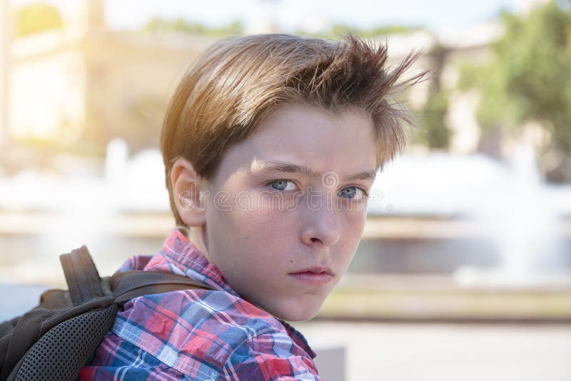 Ragazzo adolescente arrabbiato con zaino fotografia stock