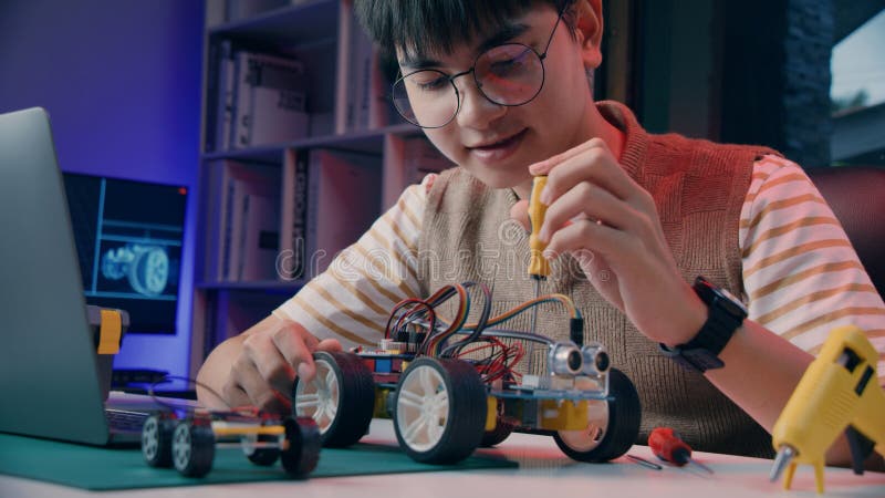 Adolescente Asiático Haciendo Un Proyecto De Arduino Robot En Casa Imagen  de archivo - Imagen de cabritos, robusteza: 245127595