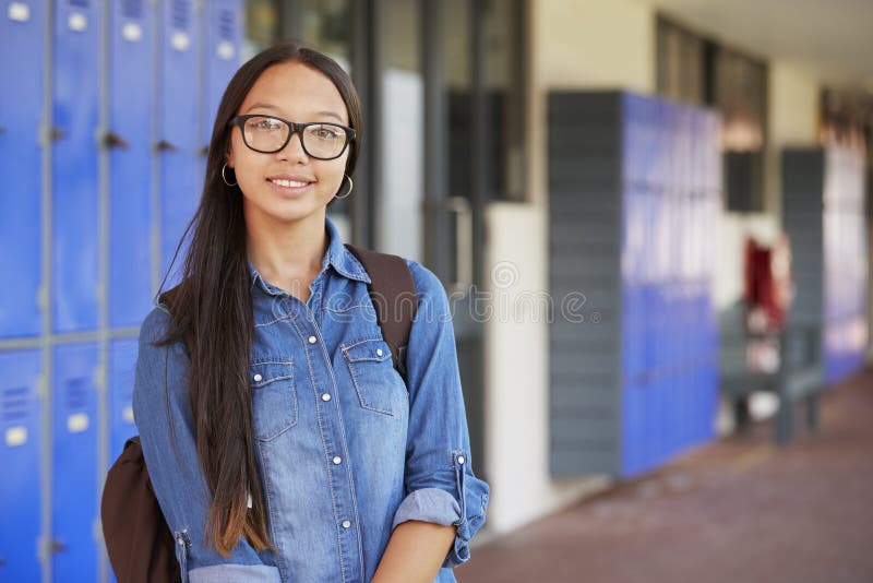 Adolescente asiatico felice che sorride in corridoio della High School