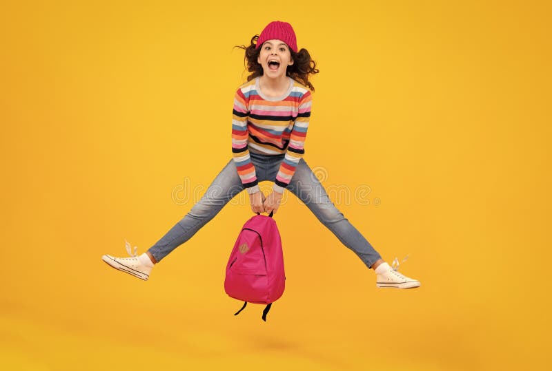 Niña de la escuela en uniforme escolar con mochila escolar adolescente  escolar sostiene mochila sobre fondo amarillo aislado niña feliz cara  emociones positivas y sonrientes