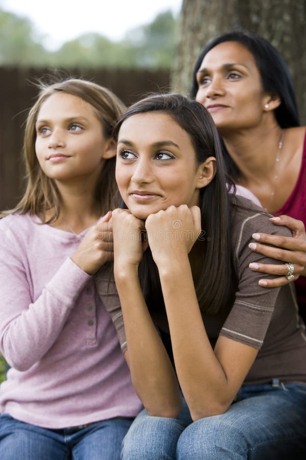 Adolescente avec la mère et la plus jeune soeur photo libre de droits Adolescente avec la mère et la plus jeune soeur photo libre de droits