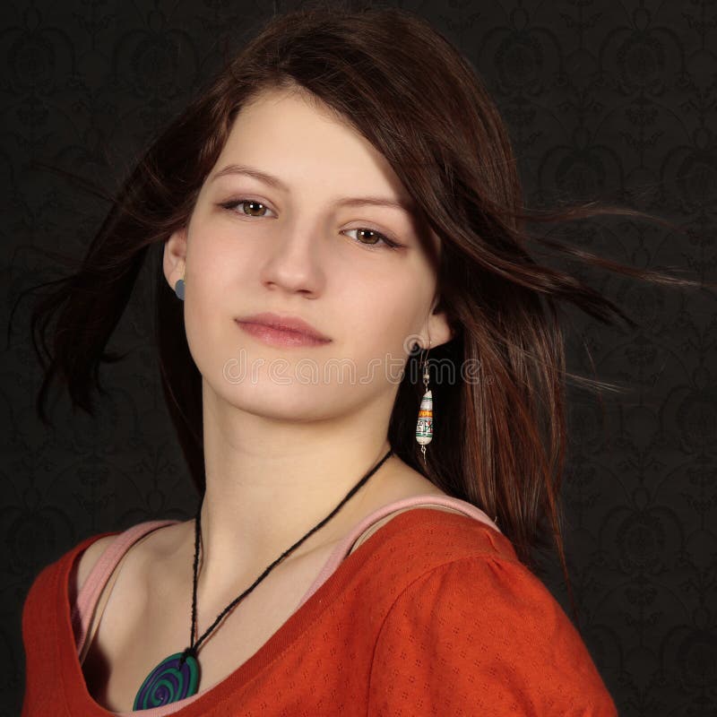 Adolescente avec la tête rouge image libre de droits Adolescente avec la tête rouge image libre de droits