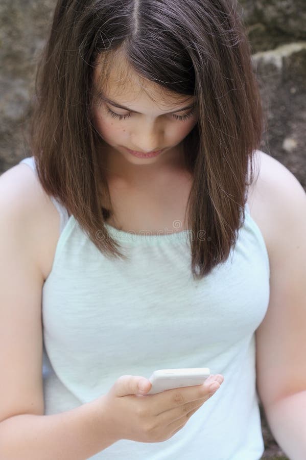 Adolescente avec le téléphone portable images stock Adolescente avec le téléphone portable images stock