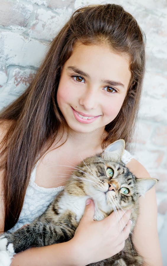 Adolescente Bonito Da Menina 10-11 Anos Que Guardam Um Gato Foto