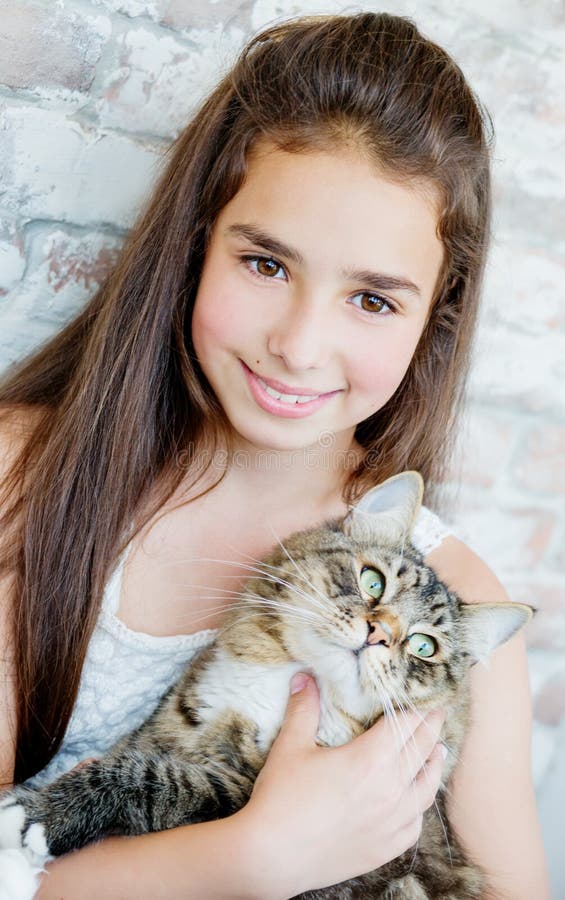 Adolescente Bonito Da Menina 10-11 Anos Que Guardam Um Gato Foto de Stock -  Imagem de longo, povos: 72766462