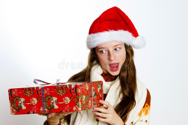 Adolescente bonito no chapéu vermelho de Santa com caixa de presente imagem de stock royalty free Adolescente bonito no chapéu vermelho de Santa com caixa de presente imagem de stock royalty free
