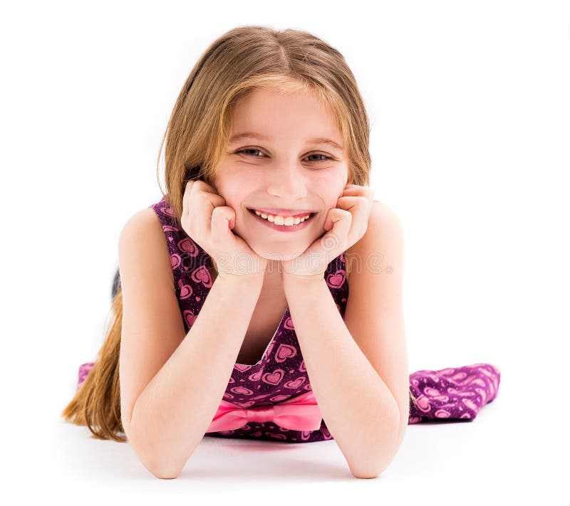 Adolescente bonito que encontra-se no assoalho, sorrindo fotografia de stock Adolescente bonito que encontra-se no assoalho, sorrindo fotografia de stock