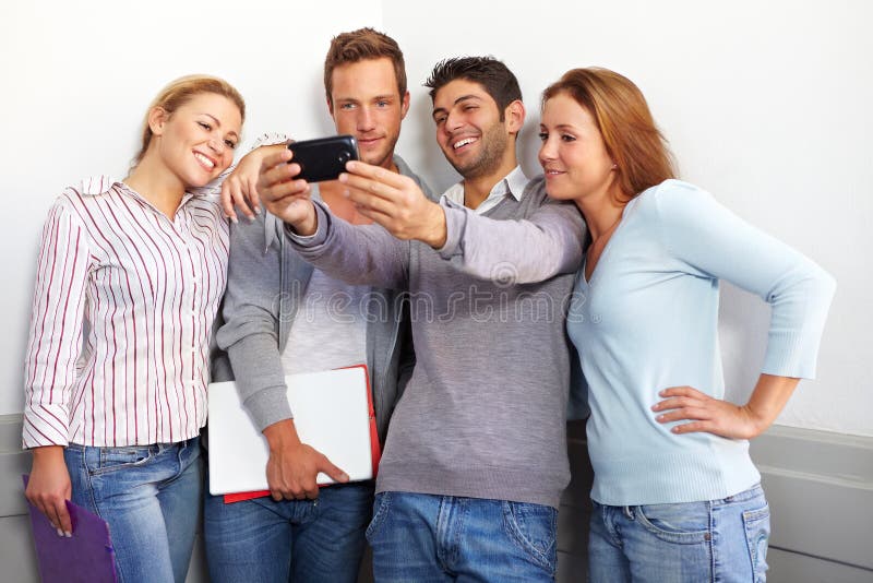 Adolescente che guarda uno smartphone fotografia stock