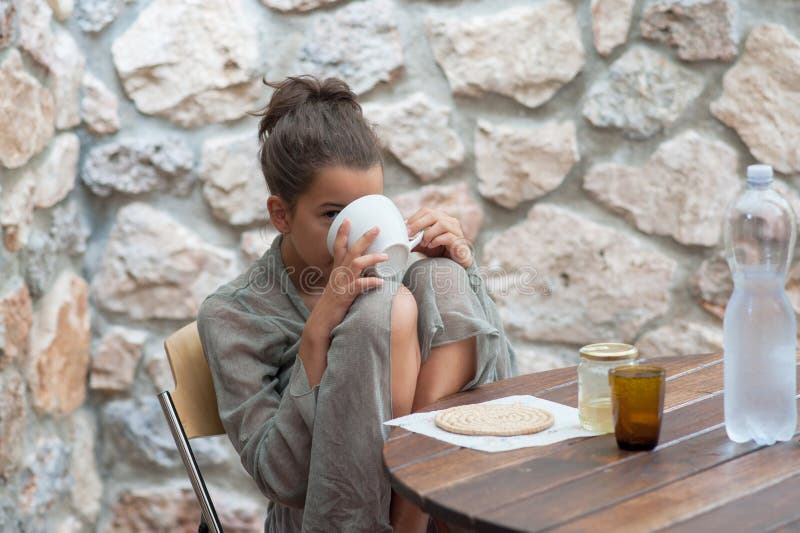 Adolescente che fa prima colazione fotografia stock libera da diritti Adolescente che fa prima colazione fotografia stock libera da diritti