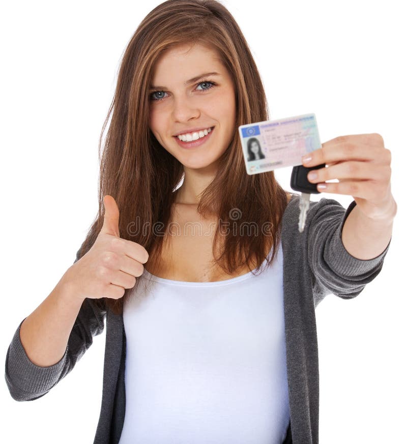 Adolescente che mostra fiero la sua autorizzazione di driver immagine stock Adolescente che mostra fiero la sua autorizzazione di driver immagine stock