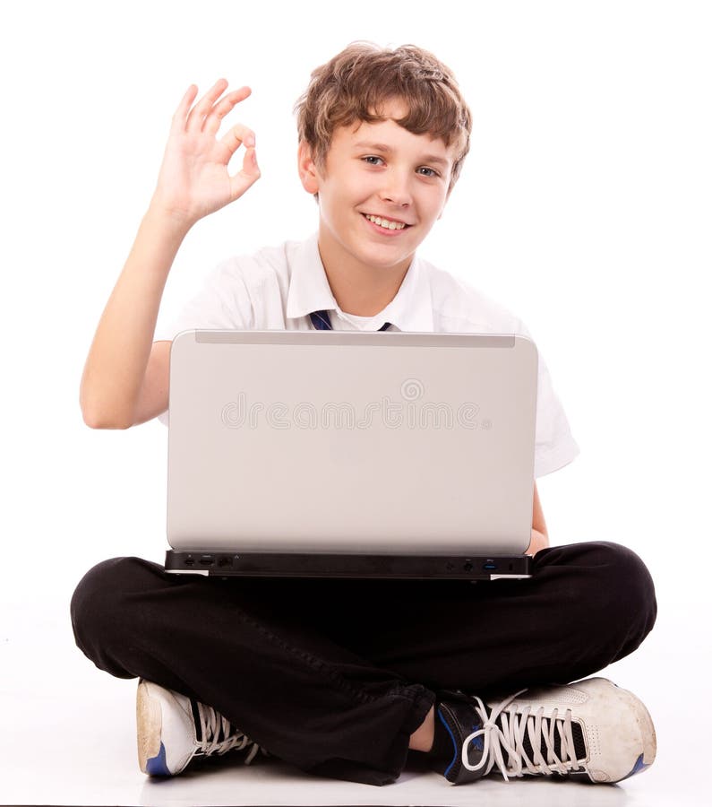 Adolescente che per mezzo del computer portatile - gesto giusto